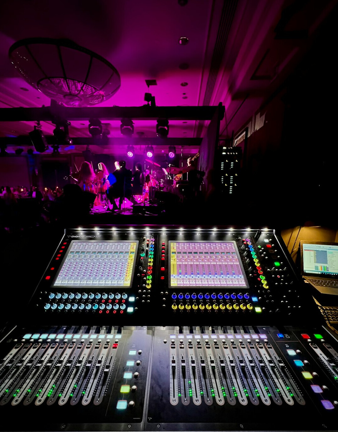 sound mixing console